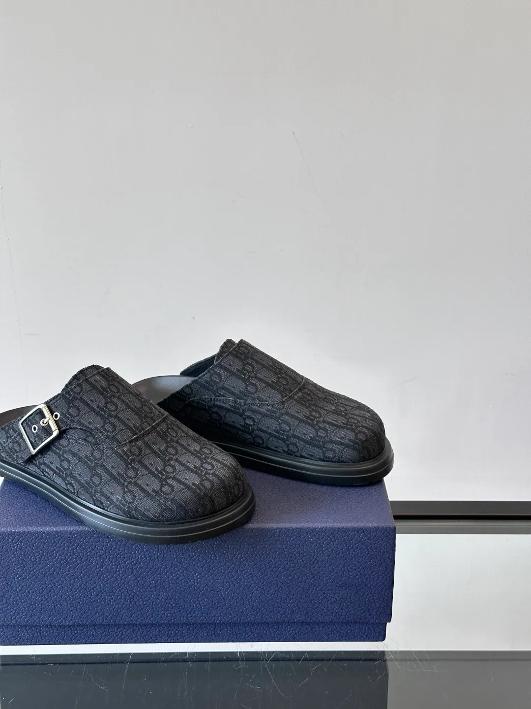 P360 Dior's new mules are new. I think closed-toe mules are really cool for boys. They are Dior's most classic oblique print and are fashionable and comfortable. These Dior Aqua mules combine modern style and classic design. Beige and black Oblique printed fabric upper with adjustable straps and a metal-clad copper alloy Dior buckle for added style. Paired with black leather, rubber and EVA notch soles, they can be easily paired with a variety of casual outfits. size: 38-45 (38.45 customized) No. 004
